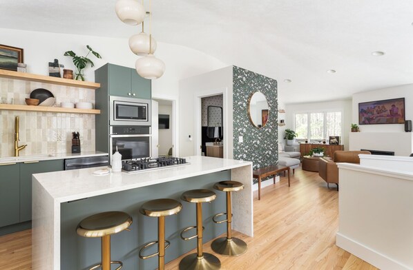 Geladeira, micro-ondas, fogão, cooktop