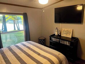 3 bedrooms, WiFi, bed sheets - Spacious cabin right on the lake, perfect for your next family vacation! (Luck)