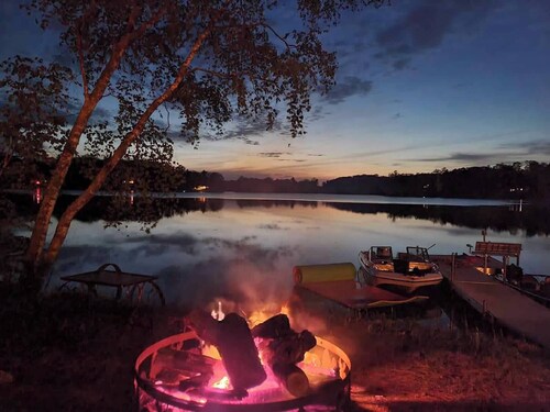 Spacious cabin right on the lake, perfect for your next family vacation!