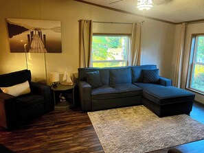 Smart TV, fireplace, video games, DVD player - Spacious cabin right on the lake, perfect for your next family vacation! (Luck)
