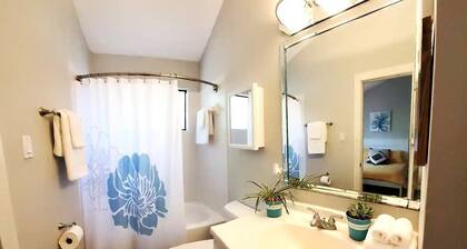 Tranquility Villa by the lake with green backyard. Free wifi, kayaks, bike, pool