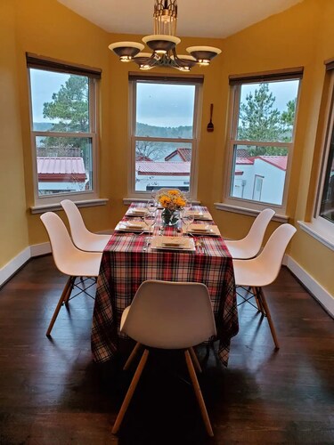 Tranquility Villa by the lake with green backyard. Free wifi, kayaks, bike, pool