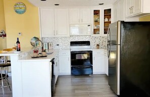 Réfrigérateur, micro-ondes, four, plaque de cuisson