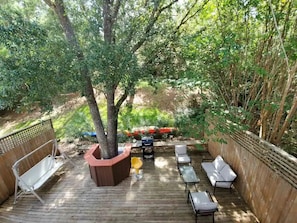 Terrace/patio - Tranquility Villa by the lake with green backyard. Free wifi, kayaks, bike, pool (Huntsville)