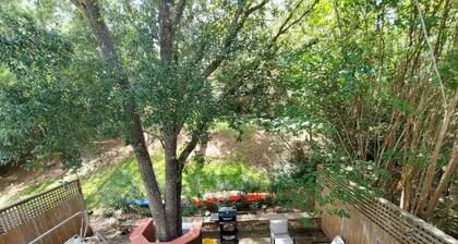Tranquility Villa by the lake with green backyard. Free wifi, kayaks, bike, pool