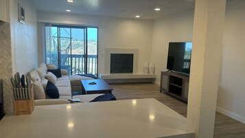 Smart TV, caminetto, stampante