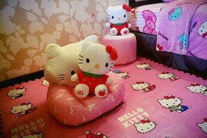 A Hello Kitty-themed room with plush toys and a Hello Kitty bedspread. - Green Bin Phoenix Hotel(Beiliu Country Garden ) (Beiliu)