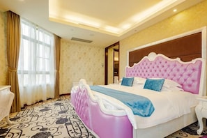 A hotel room with a large bed, a nightstand, and a window with curtains. - Green Bin Phoenix Hotel(Beiliu Country Garden ) (Beiliu)
