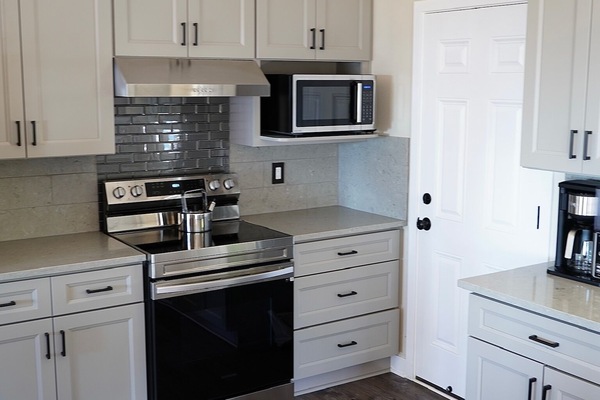 Frigorifero, microonde, forno, piano cottura