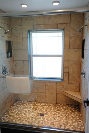 Shower, hair dryer, towels, soap - Beautiful home, stunning views in the heart of the wine country. (Newberg)