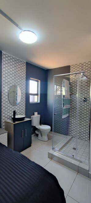 Comfort Double or Twin Room, Courtyard View | Bathroom - Eden Villas Guesthouse  (Kuruman)