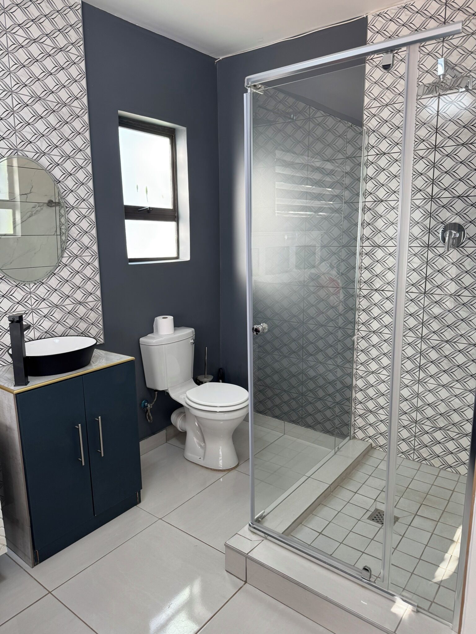 Comfort kamer, 1 twee- of 2 eenpersoonsbedden, uitzicht op binnenplaats | Badkamer | Handdoeken, zeep, shampoo, toiletpapier