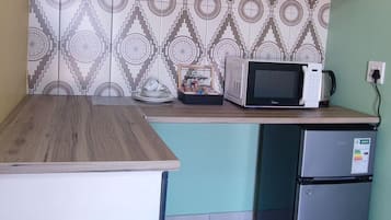 Superior Studio Suite, Courtyard View | Private kitchen | Mini-fridge, microwave