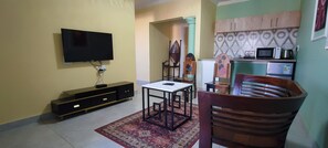 Superior Studio Suite, Courtyard View | Living area