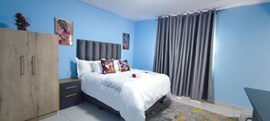 Hypo-allergenic bedding, blackout curtains, free WiFi, bed sheets - Eden Villas Guesthouse  (Kuruman)