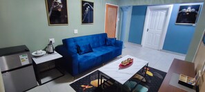 Superior Studio Suite, Courtyard View | Living area