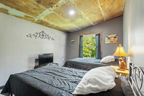 4 bedrooms, iron/ironing board, WiFi, bed sheets