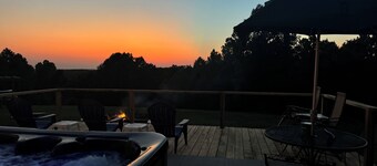 Pet friendly 4 bed 2 bath home with outdoor shower close to local campgrounds!