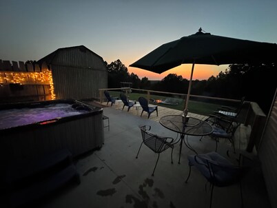 Pet friendly 4 bed 2 bath hot tub, outdoor shower, stage & rv sites for groups