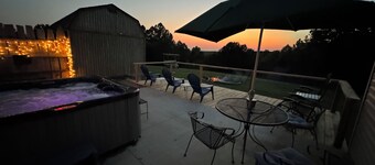 Pet friendly 4 bed 2 bath hot tub, outdoor shower, stage & rv sites for groups