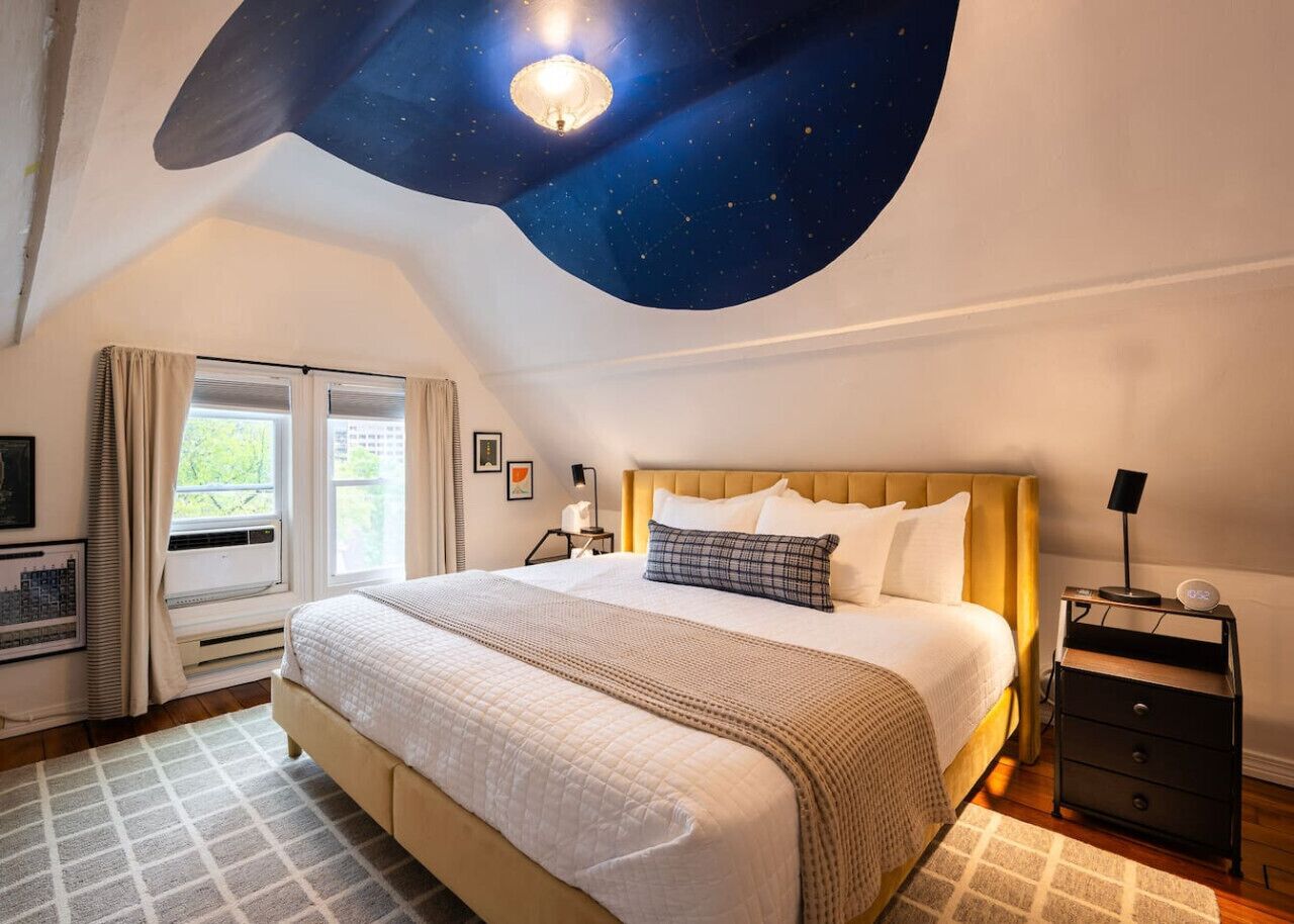 4 bedrooms, desk, iron/ironing board, travel crib