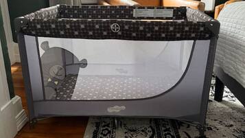 4 chambres, bureau, fer et planche à repasser, lit parapluie