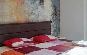 2 bedrooms, travel cot, free WiFi, bed sheets - Lovely home in Lovrin (Lovrin)