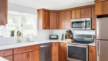 Geladeira, micro-ondas, fogão, cooktop