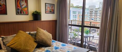 1 dormitorio, tabla de planchar con plancha, wifi y ropa de cama