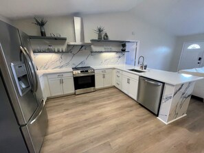 Micro-ondes, four, plaque de cuisson, lave-vaisselle