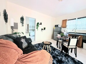 Room - Crew Friendly Apartment apartment in walking distance to Simpsonbay Marinas (cole bay)