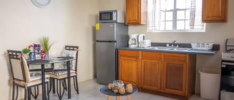 Réfrigérateur, four à micro-ondes, un four, surface de cuisson