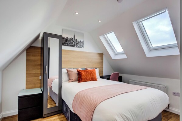 8 slaapkamers, een strijkplank/strijkijzer, wifi, beddengoed