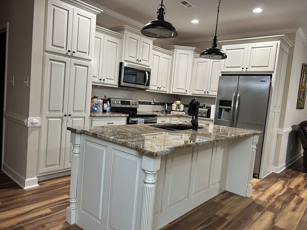 Refrigerador, microondas, horno, placa de cocina