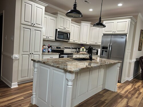 Charming 4-bedroom farm house retreat where luxury meets nature in Smithfield.