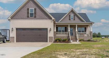 Charming 4-bedroom farm house retreat where luxury meets nature in Smithfield.