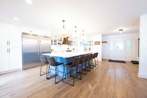 Fridge, microwave, oven, stovetop - Incredible views, ample amenities & cozy atmosphere (Killaloe)