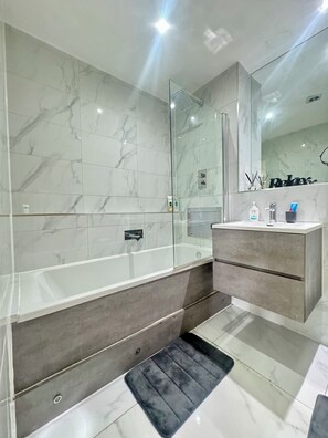 Sèche-cheveux, serviettes fournies, savon, shampoing