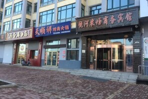 Exterior detail - Nongchang Business Hotel (Raohe)