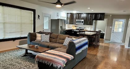 Charming 4-bedroom house with AC and WiFi in peaceful Texarkana