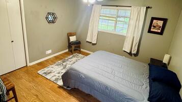 4 bedrooms, iron/ironing board, WiFi, bed sheets