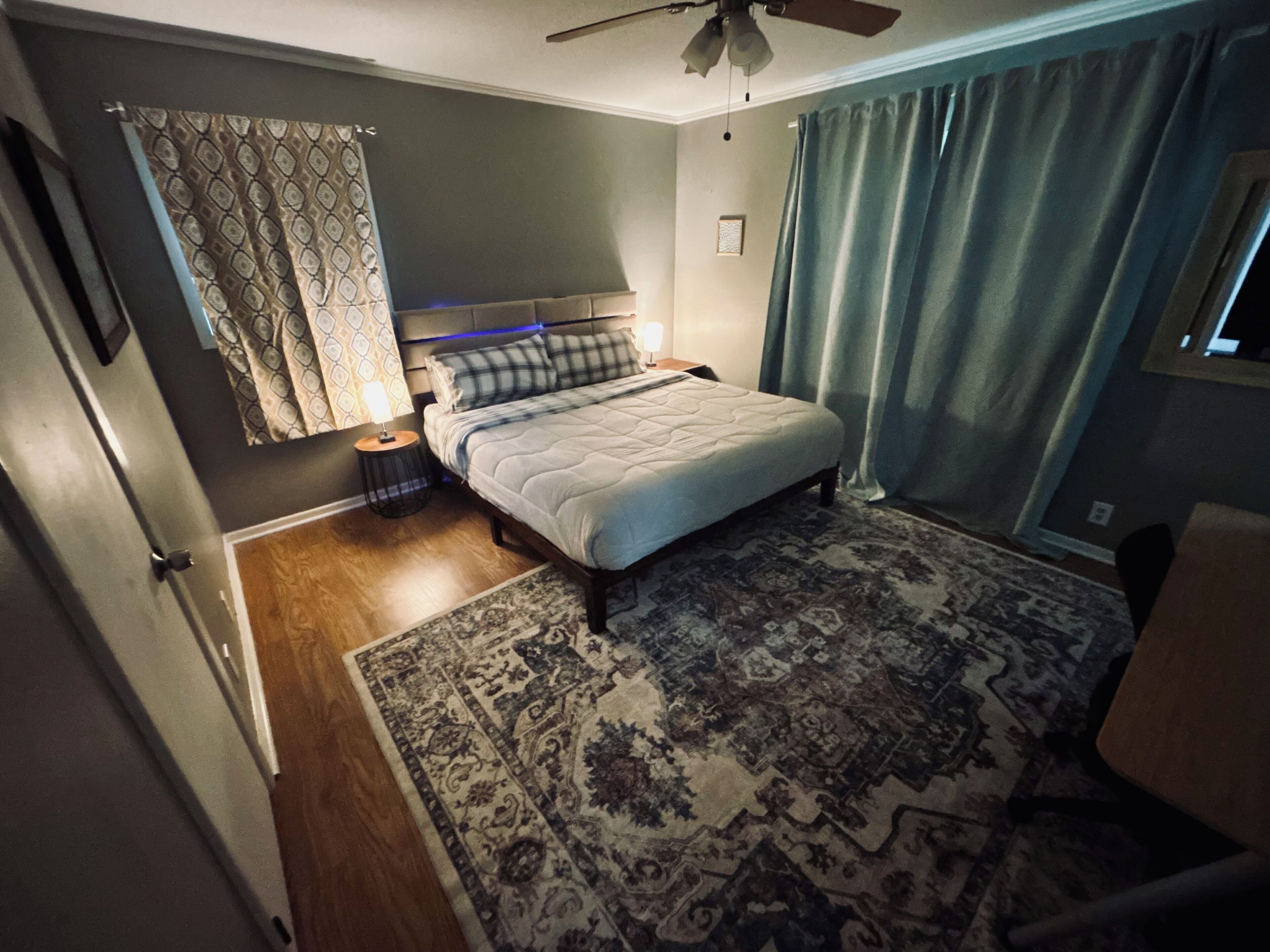 4 habitaciones, tabla de planchar con plancha, wifi y ropa de cama 