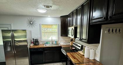Charming 4-bedroom house with AC and WiFi in peaceful Texarkana
