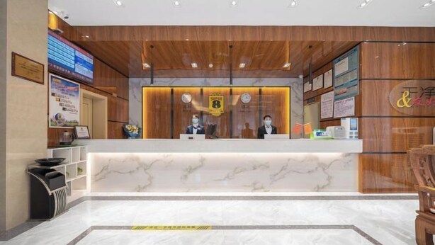 A hotel reception area with a marble counter, wooden paneling, and a reception desk. - Super 8 Hotel (Sanming Sanyuan Chengguan Furong Road) (Sanming)