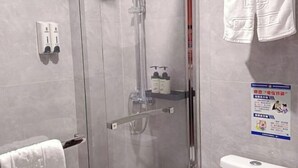 A shower area with a glass door, a towel rack, and a toilet. - Super 8 Hotel (Sanming Sanyuan Chengguan Furong Road) (Sanming)