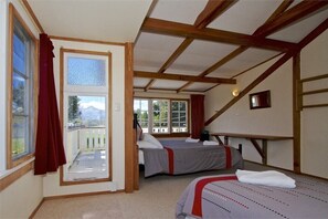 8 bedrooms, WiFi, bed sheets