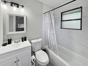 Douche, serviettes fournies, savon, shampooing