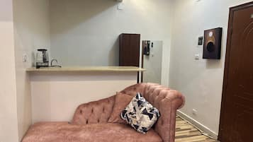 Frigobar, freezer, mesa de comedor