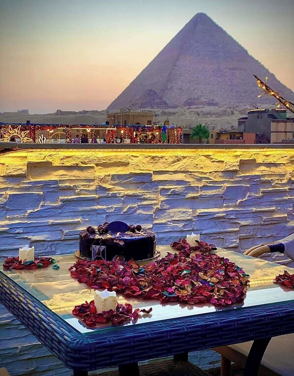 Couples dining - Pyramids History Inn (Giza)