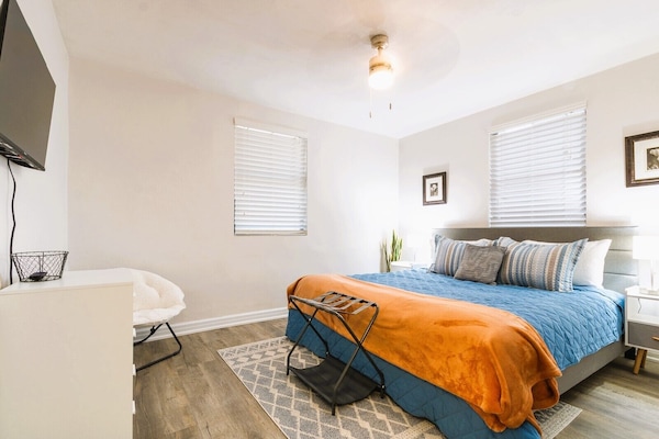 Master bedroom w/king bed